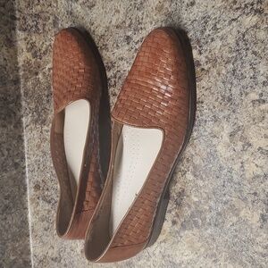 🏠 Trotters Liz Loafers in Woven Leather Size 10N